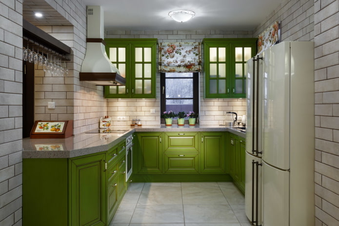 Estilo provenzal en el interior de una cocina verde.