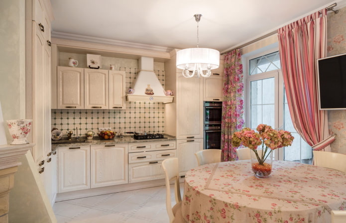 cortinas y textiles en el interior de la cocina en estilo provenzal