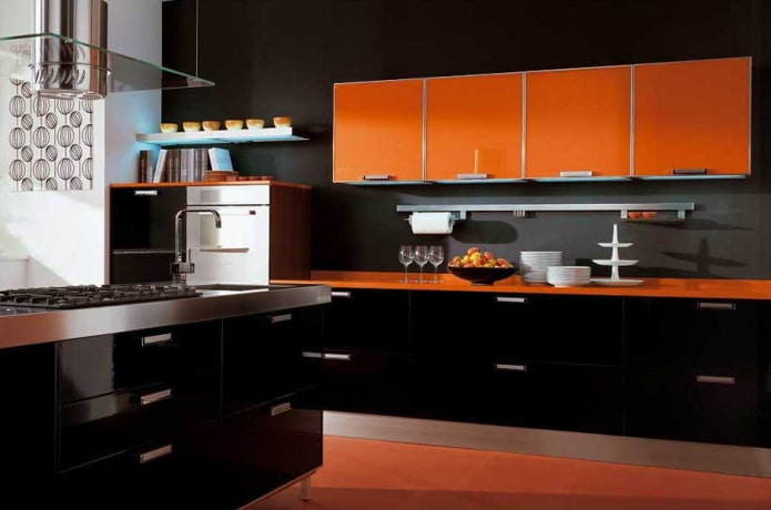 Interior de la cocina en colores negro y naranja.