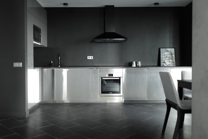 Interior de la cocina en colores gris y negro.