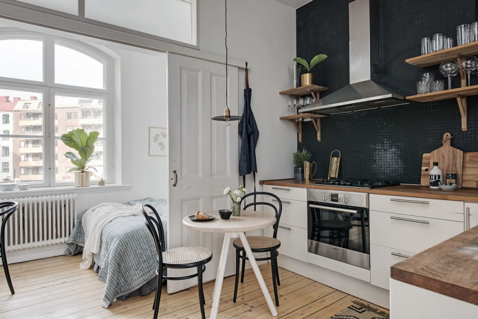 Puertas correderas en el interior de la cocina-dormitorio.