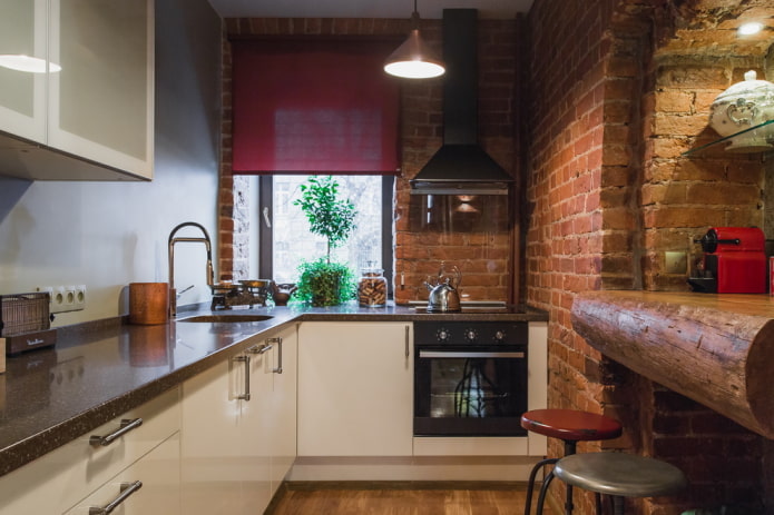 Esquina en el interior de una pequeña cocina.