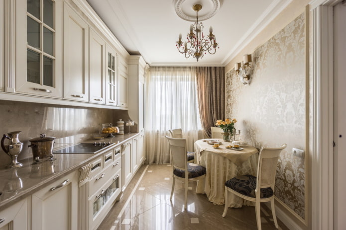 Cortinas en el interior de una cocina clásica.