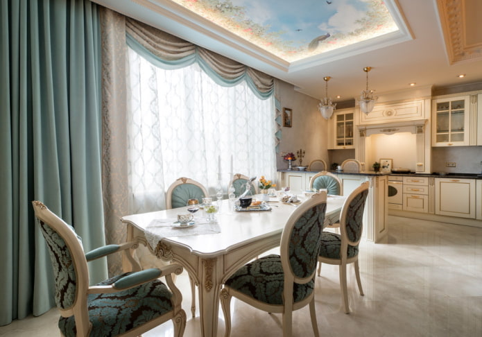 Cortinas en el interior de una cocina clásica.