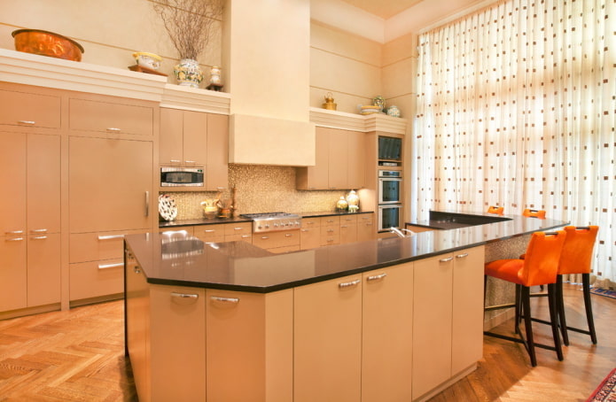 Cortinas en el interior de la cocina en tonos beige.