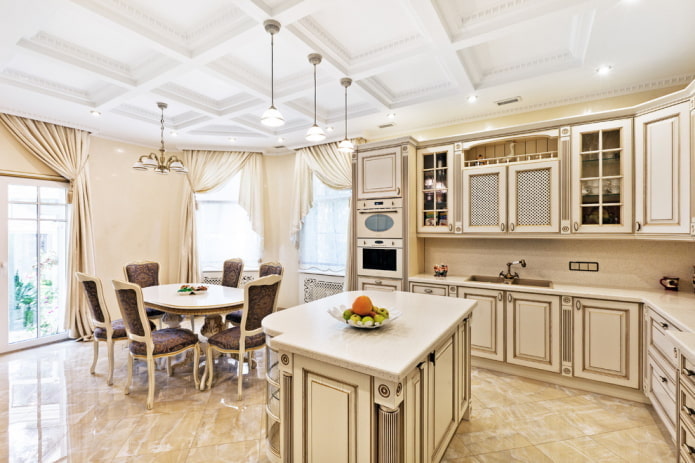 Interior de cocina beige en estilo clásico.