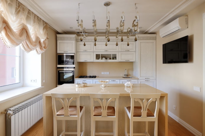 muebles y electrodomésticos en el interior de la cocina en tonos beige