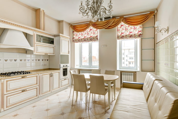 Cortinas en el interior de la cocina en tonos beige.