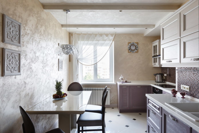 Cortinas en el interior de la cocina en tonos beige.