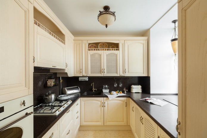 Interior de la cocina en colores beige y negro.