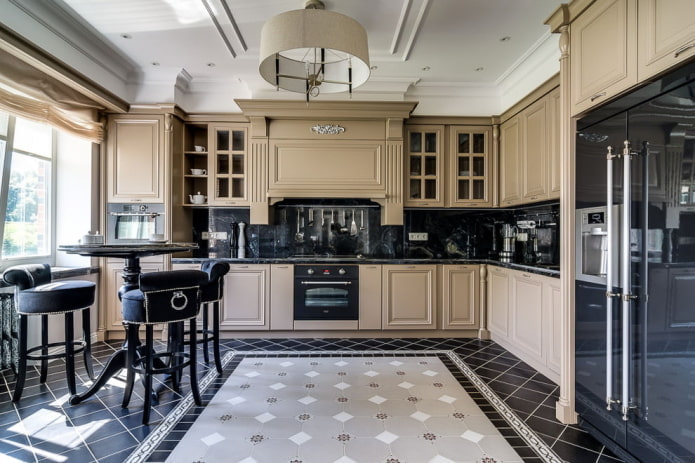 muebles y electrodomésticos en el interior de la cocina en tonos beige