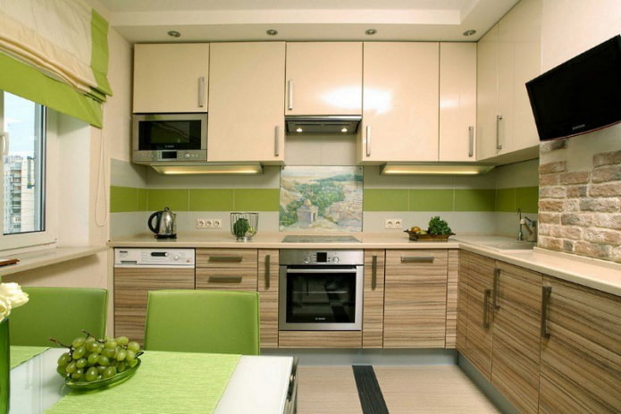 Interior de la cocina en tonos beige y verde.