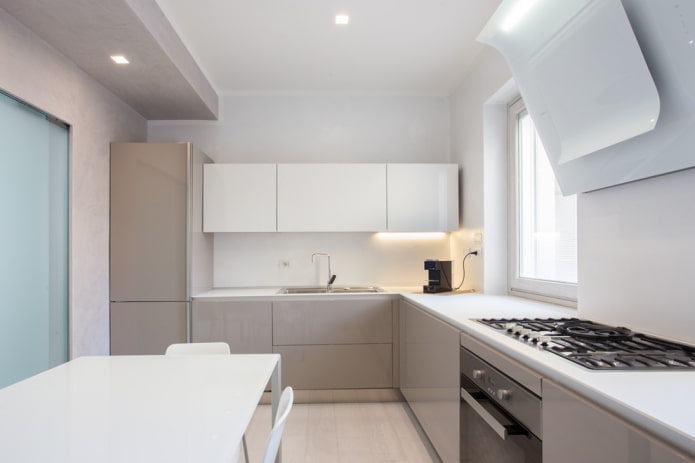 interior de la cocina en colores blanco y beige