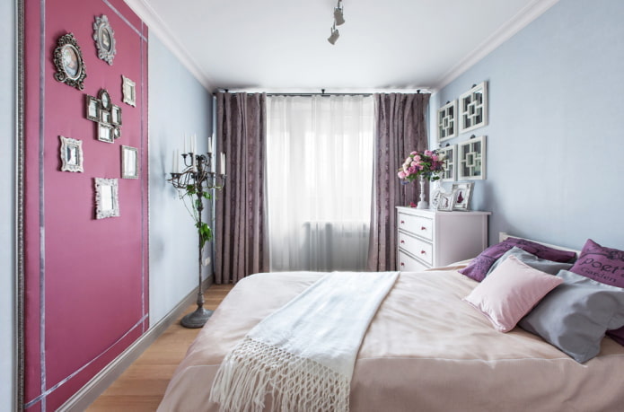 Textiles y decoración en el interior del dormitorio en estilo provenzal.