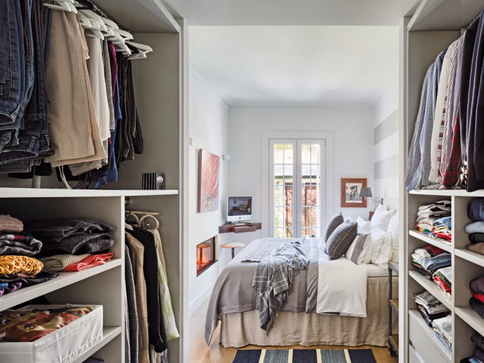 Vestidor de paso en el interior del dormitorio.