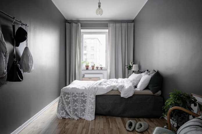 Cortinas en el interior de un dormitorio estrecho.