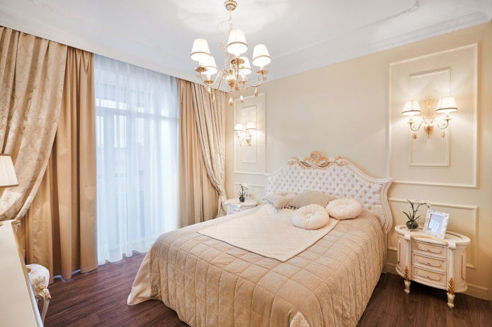 Cortinas en el interior del dormitorio beige.