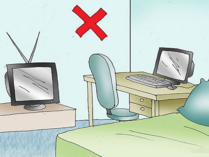 TV y computadora en el dormitorio en Feng Shui