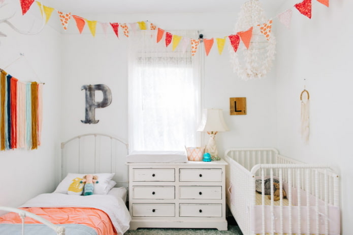 dormitorio para dos niños de diferentes edades