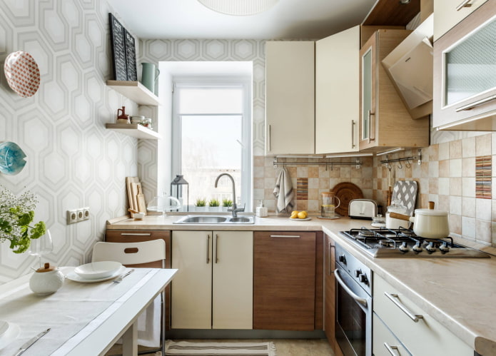 Pequeños azulejos beige en la cocina.