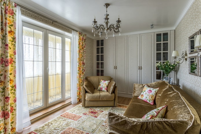 decoración y textiles en el interior de una pequeña sala de estar