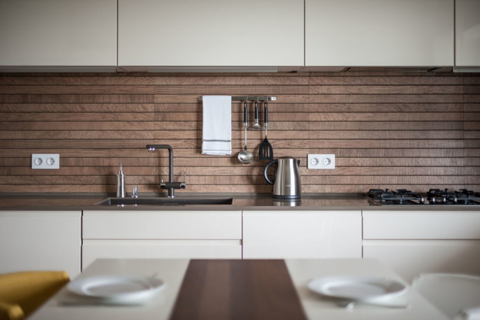 madera en la decoración del delantal de cocina