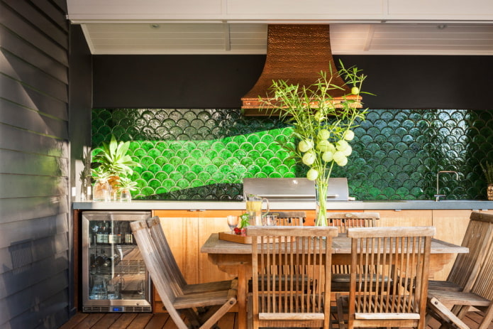 Azulejos de cerámica en la decoración del delantal de cocina.