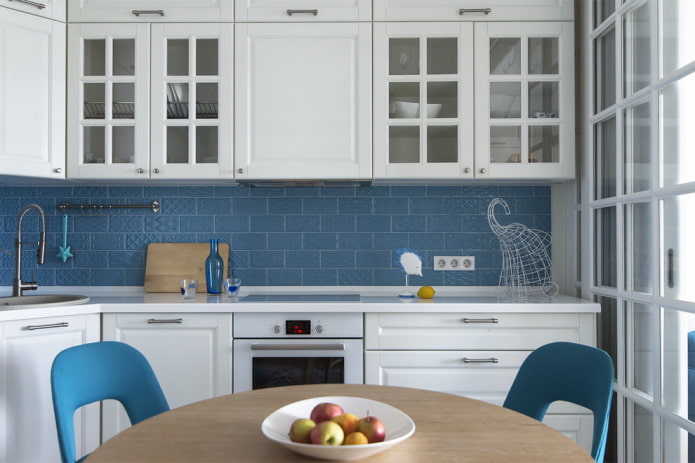 Azulejos de cerámica en la decoración del delantal de cocina.