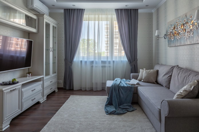 Cortinas en el interior de una sala de estar gris.