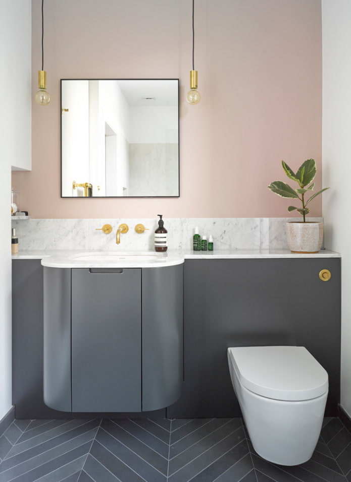 interior del baño en tonos gris-rosa