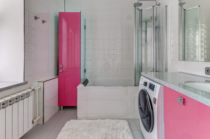 diseño de baño con frentes de muebles de color rosa