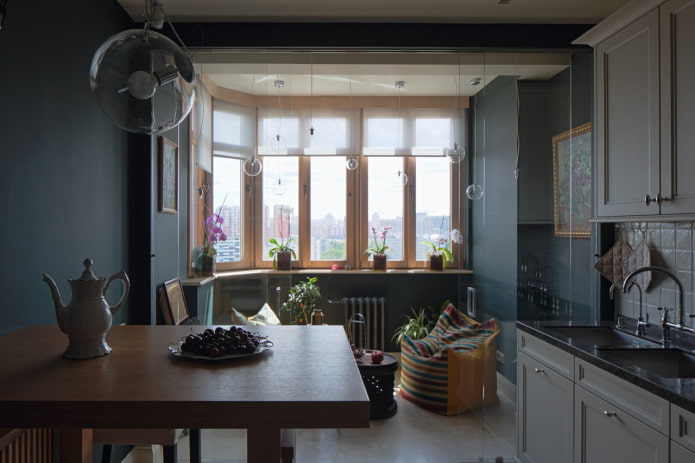 Cortinas en el interior de la cocina combinadas con la logia.