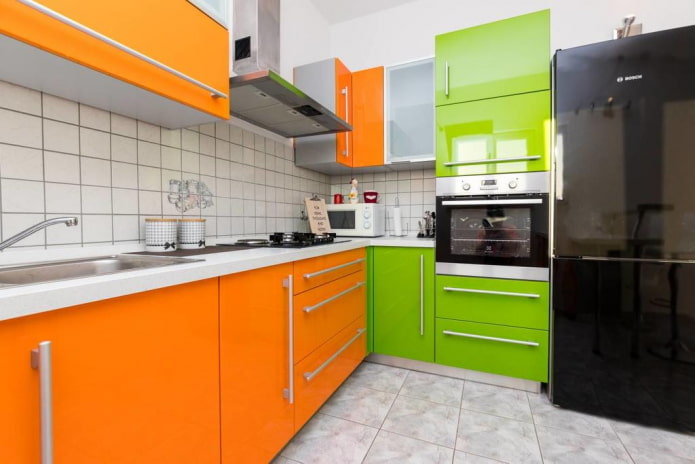 Interior de la cocina en colores verde y naranja.