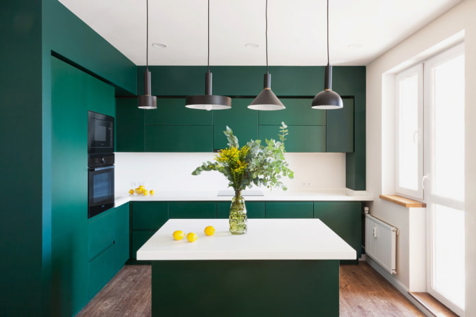 diseño de cocina en colores verde oscuro