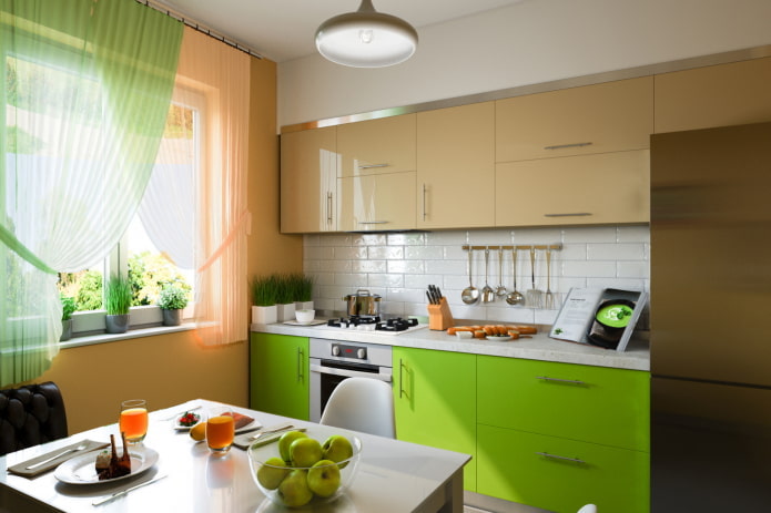 Interior de la cocina en tonos beige y verde.