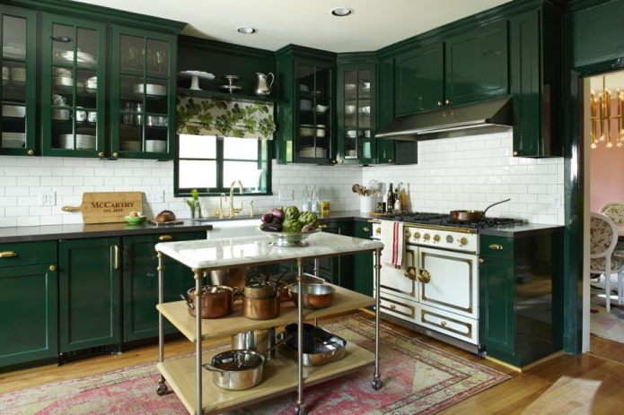 diseño de cocina en colores verde oscuro