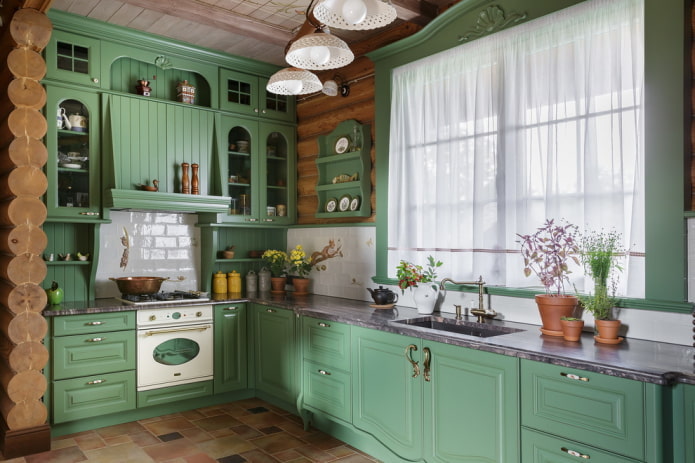 Cortinas en el interior de la cocina en tonos verdes.