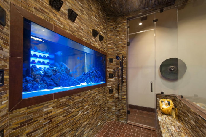 interior de baño con acuario