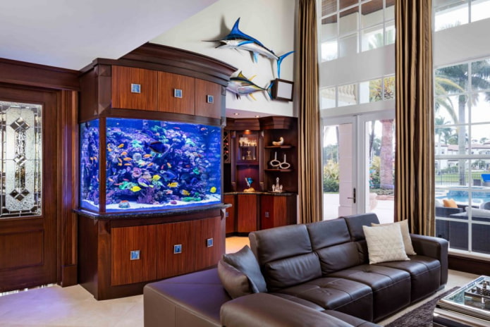 interior con un acuario integrado en los muebles