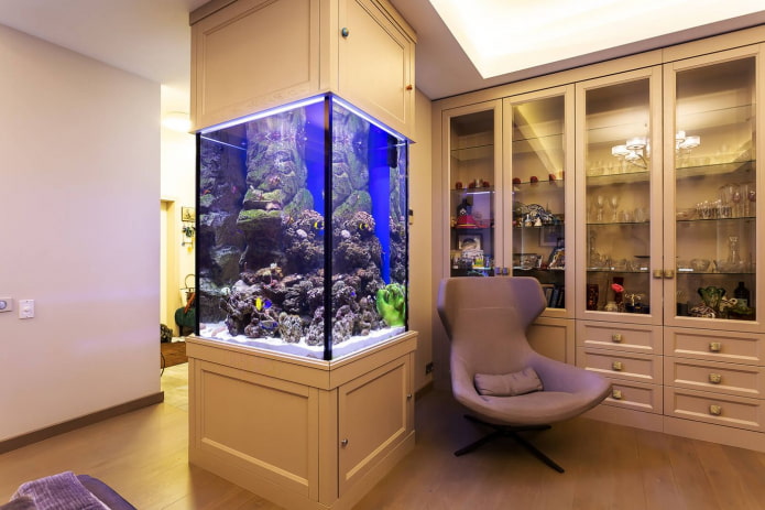 interior con un acuario integrado en los muebles