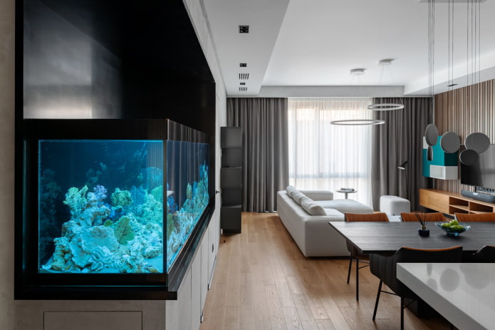 loob ng isang apartment na may isang aquarium