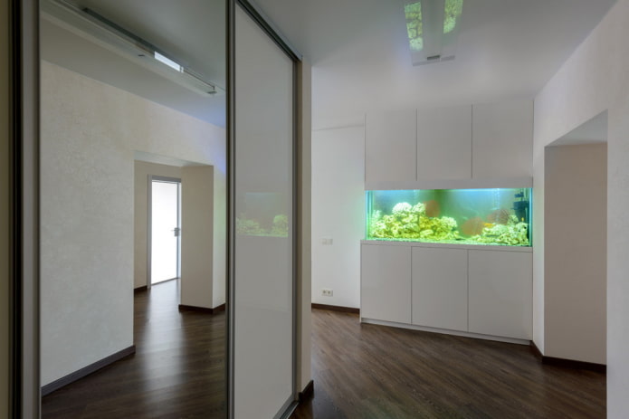 interior en el estilo del minimalismo con un acuario