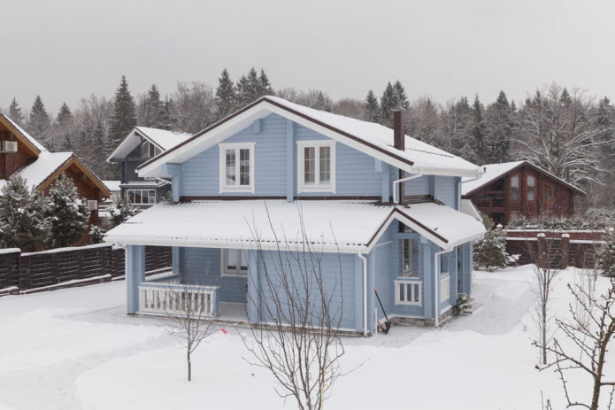 fachada de la casa en tonos azules