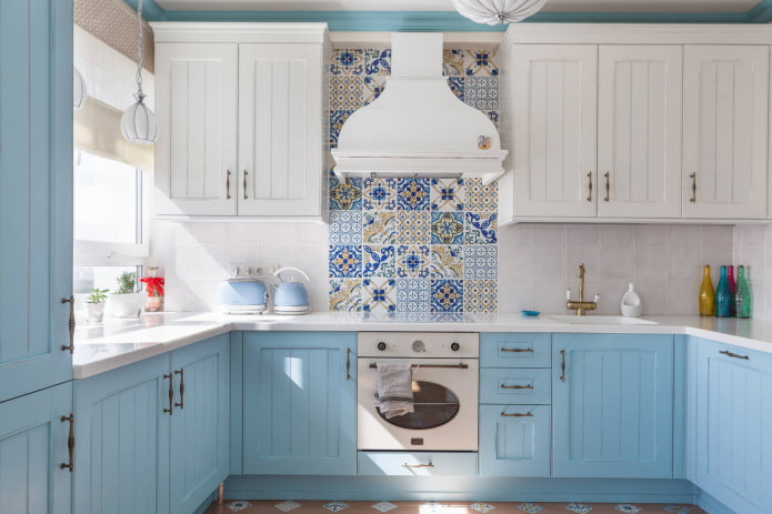 Cocina en colores blanco y azul.