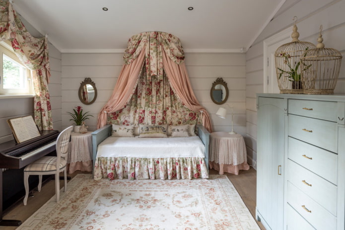 Textiles y decoración en el dormitorio de los niños en estilo provenzal.