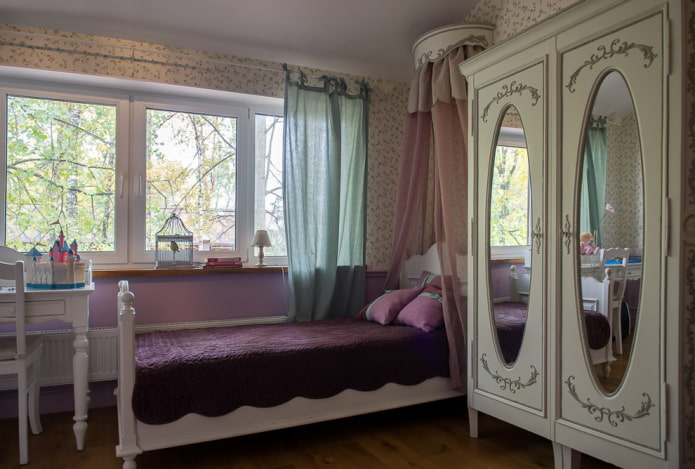 muebles en el interior de un dormitorio infantil al estilo de la Provenza