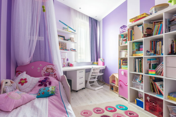 Habitación infantil en tonos morados y rosas