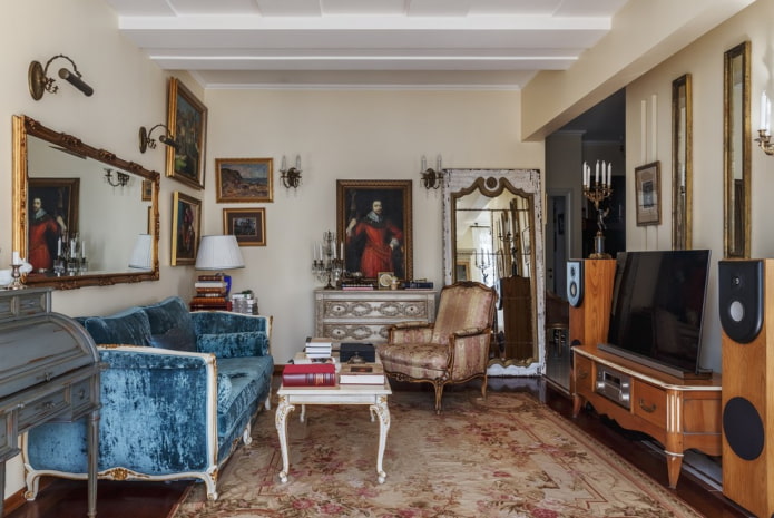 Cortinas y decoración en la sala de estar en estilo clásico.