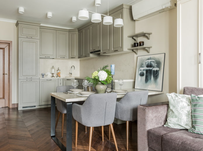 Elegante salón-cocina con muebles tapizados.