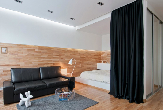 Zonificación con cortinas en el interior de la sala de estar del dormitorio.